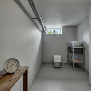 fugt, sommerkondens, kælder, indeklima, luftfugtighed, hygrometer, måling, dugpunkt, kondens på rør, vandrør, betonvæg, betongulv, kældervæg, ventilation, udluftning, affugter, skimmelrisiko, muggen lugt, opbevaring i kælder, parcelhus, vedligeholdelse, renovering, hus, bolig, håndværker